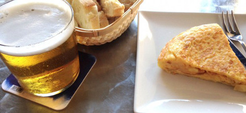 Imagen de un pincho de tortilla y una caña